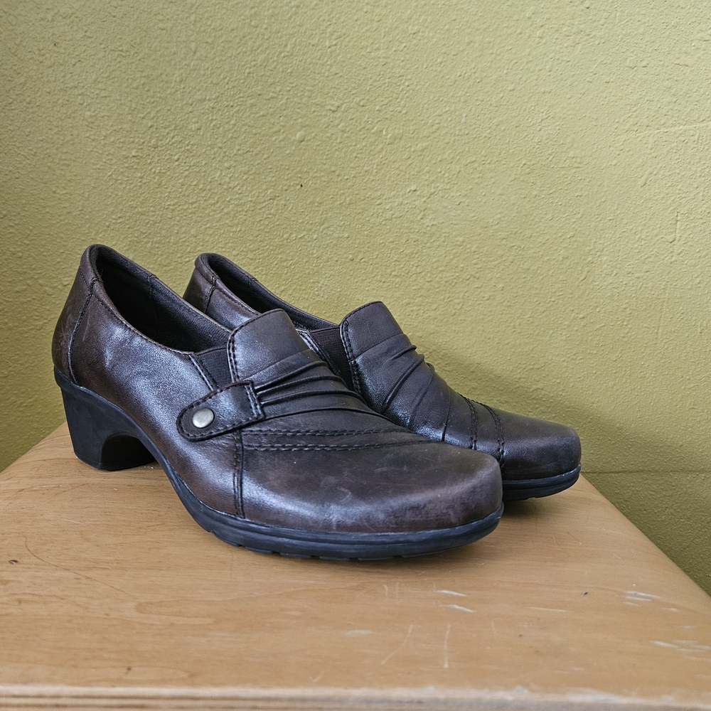 Brown Leather Slip-On Loafers With Low Heel By Earth Orgins